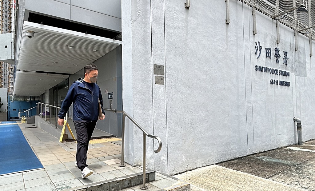 鄭敬基表弟離開田心警署。林思明攝 鄭敬基表弟離開田心警署。林思明攝