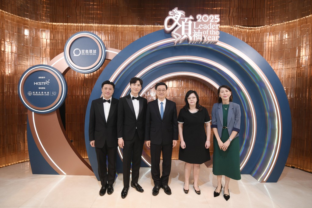 行政長官李家超(左三)、星島新聞集團主席蔡加讚(左二)、星島新聞集團副主席兼行政總裁郭曉亭(右二)、特首辦主任葉文娟(右一)、新聞處處長謝振中(左一)合照。 行政長官李家超(左三)、星島新聞集團主席蔡加讚(左二)、星島新聞集團副主席兼行政總裁郭曉亭(右二)、特首辦主任葉文娟(右一)、新聞處處長謝振中(左一)合照。