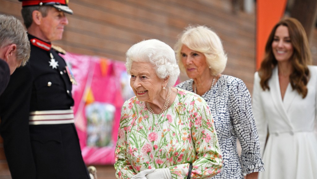 皇后卡米拉（右二）陪同已故英女皇伊利沙伯二世（右三）出席G7鋒會周邊活動。 路透社