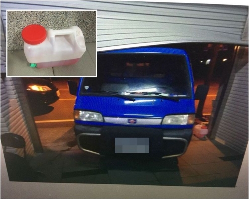 男子擕電油駕駛客貨車圖闖開前妻住家的大閘。