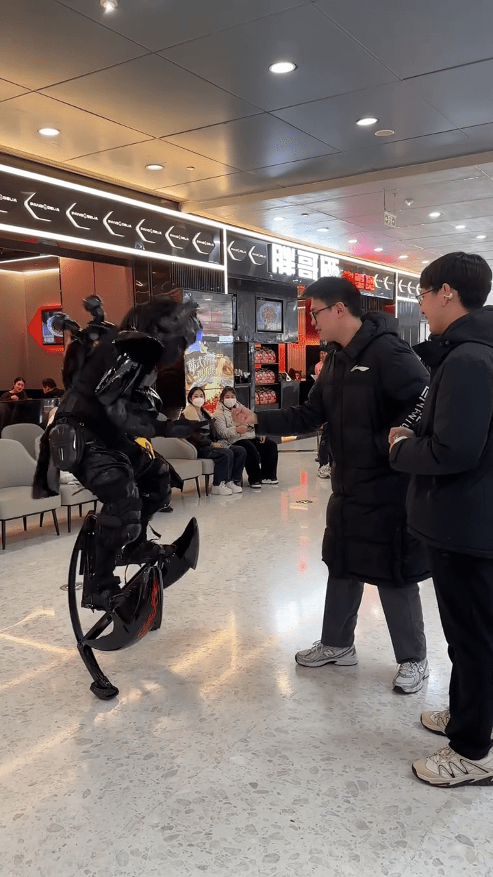 周高賽穿上機甲「戰衣」與民眾猜拳。 抖音