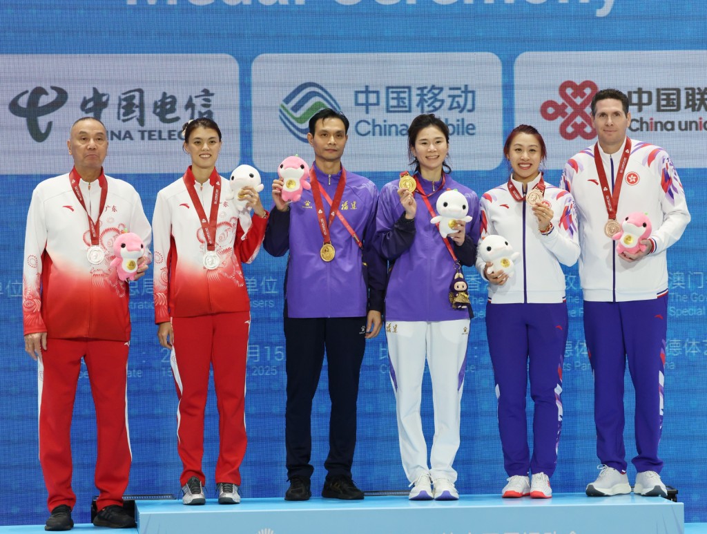 佘佘跟新任教練Gauthier Grumier一齊上全運頒獎台。徐嘉華攝 佘佘跟新任教練Gauthier Grumier一齊上全運頒獎台。徐嘉華攝