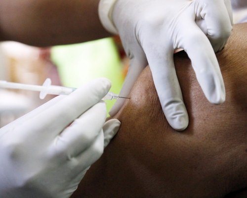 印度45歲男子接種第二劑新冠疫苗15分鐘後暈倒送院不治。AP資料圖片