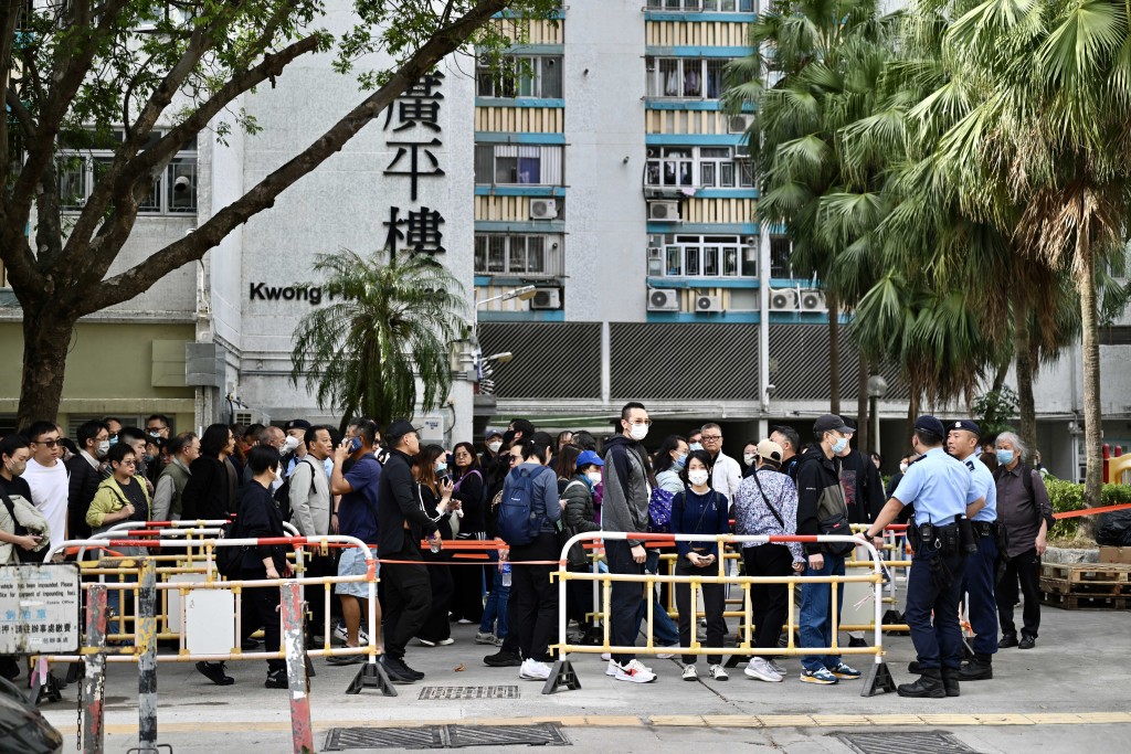 家屬排隊到廣福社區中心辨認遺體。資料圖片