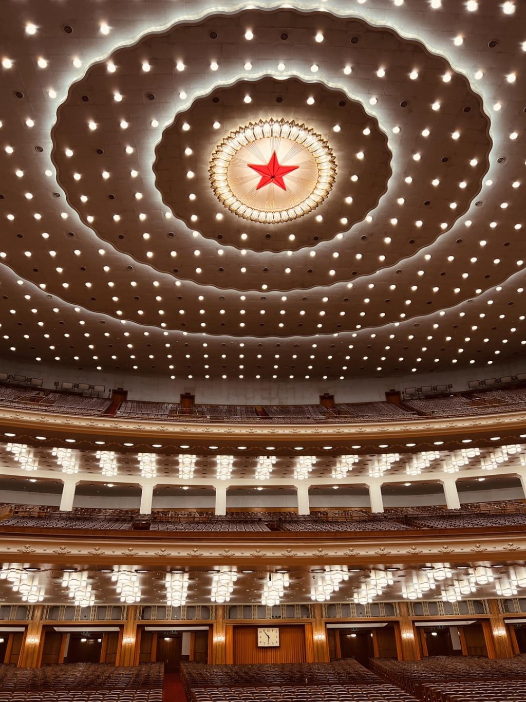 人民大會堂宏偉的大廳讓鄧炳強嘆為觀止。鄧炳強Fb圖片