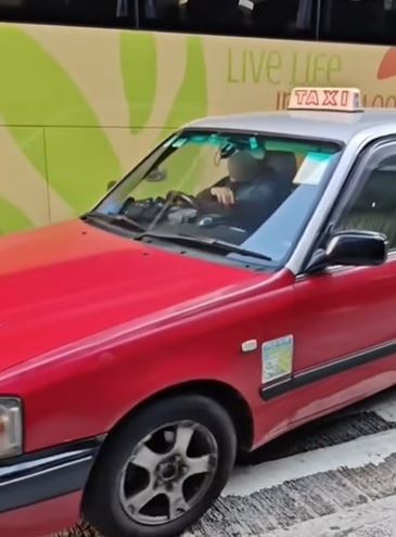 的士司機將車駛前。fb車cam L（香港群組）影片截圖