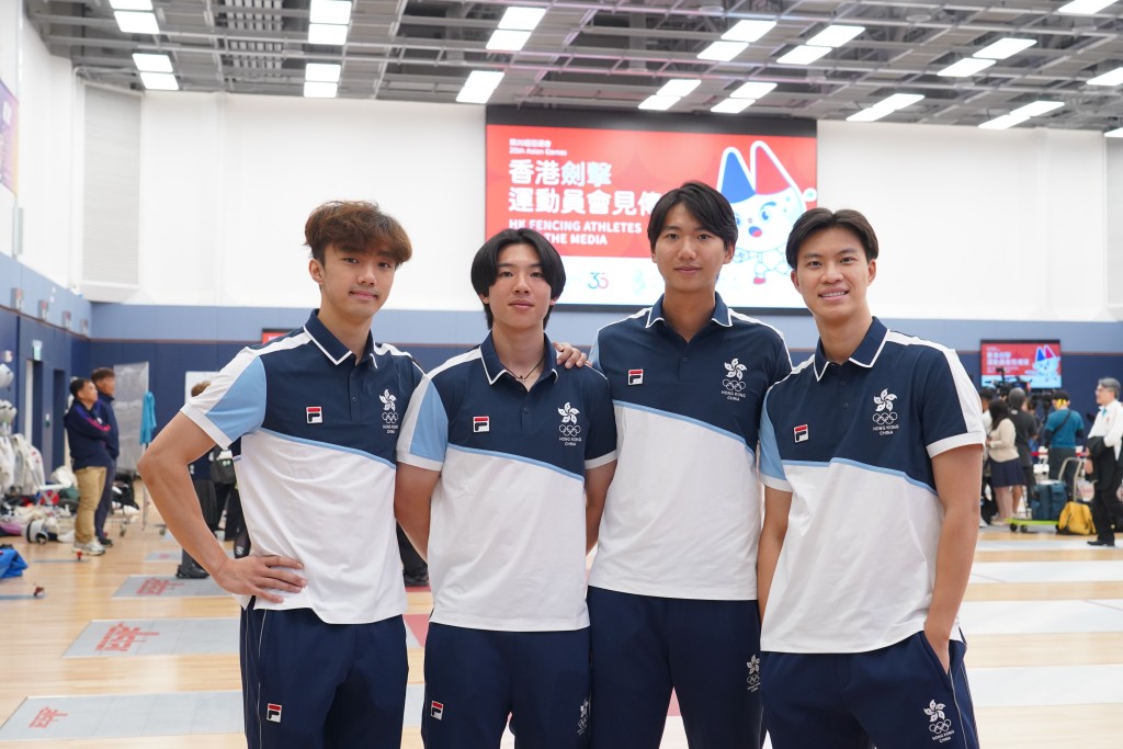 四位男子佩劍亞運代表何柏霖（左起)、陳樂熹、梁天晴及何思朗：第一次參加亞運的何柏霖表示，不想因為即將出戰亞運會而給自己太大壓力，但期待亞運會的來臨，去感受一下運動會的氣氛，最希望在個人賽打好一點，這有助團體賽的排位，冀能一嚐亞運獎牌夢。葉偉豪攝