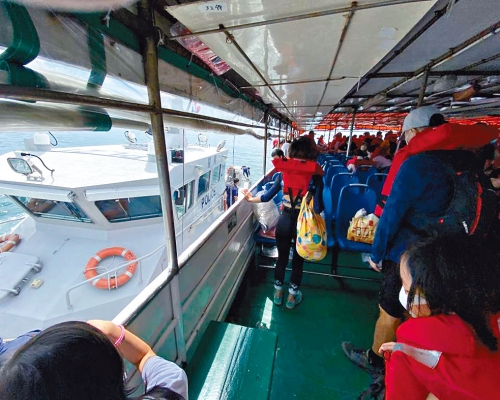 ■水警輪趕至冒煙的渡輪，協助穿上救生衣的乘客疏散。