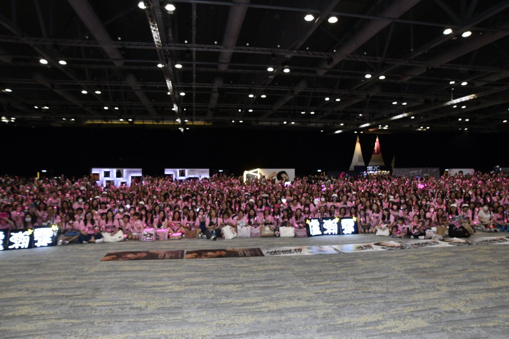 逾2千神徒在场内成一片粉红海。