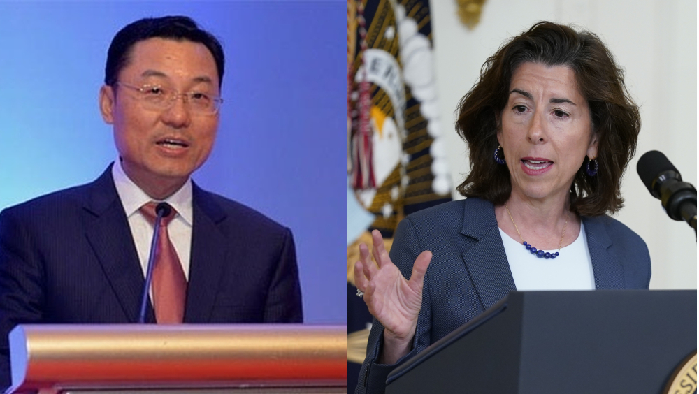 訪華前夕美商務部長雷蒙多(右)會見中國駐美大使謝鋒。