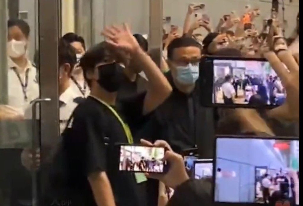 圭賢喺機場同香港fans揮手。