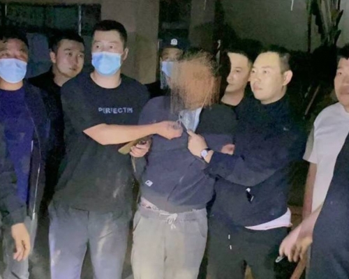 警方於地盤制服疑兇。互聯網圖片
