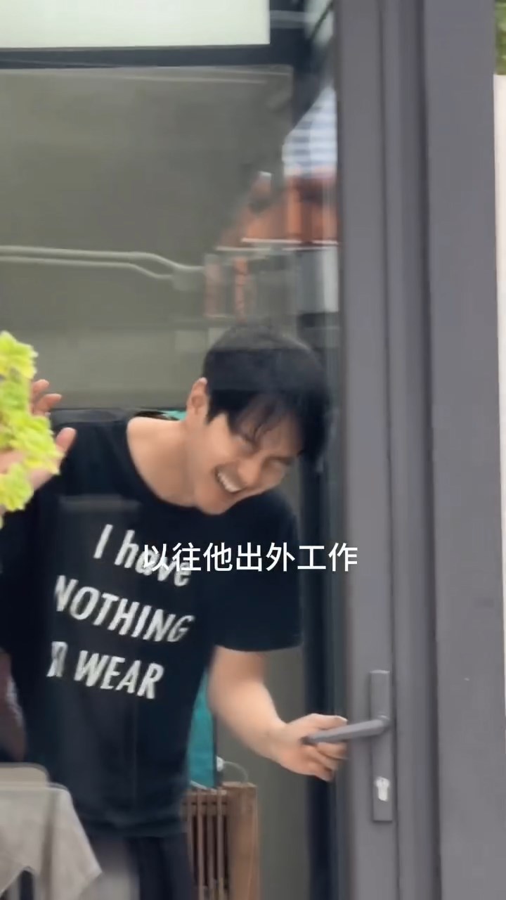 黃翠如秘密回港陪老公,讓蕭正楠大感驚喜。 黃翠如秘密回港陪老公,讓蕭正楠大感驚喜。