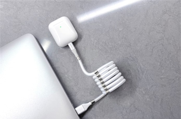 SuperCalla充電線設有磁貼，充電線可自由塑型，方便收納。（網圖）