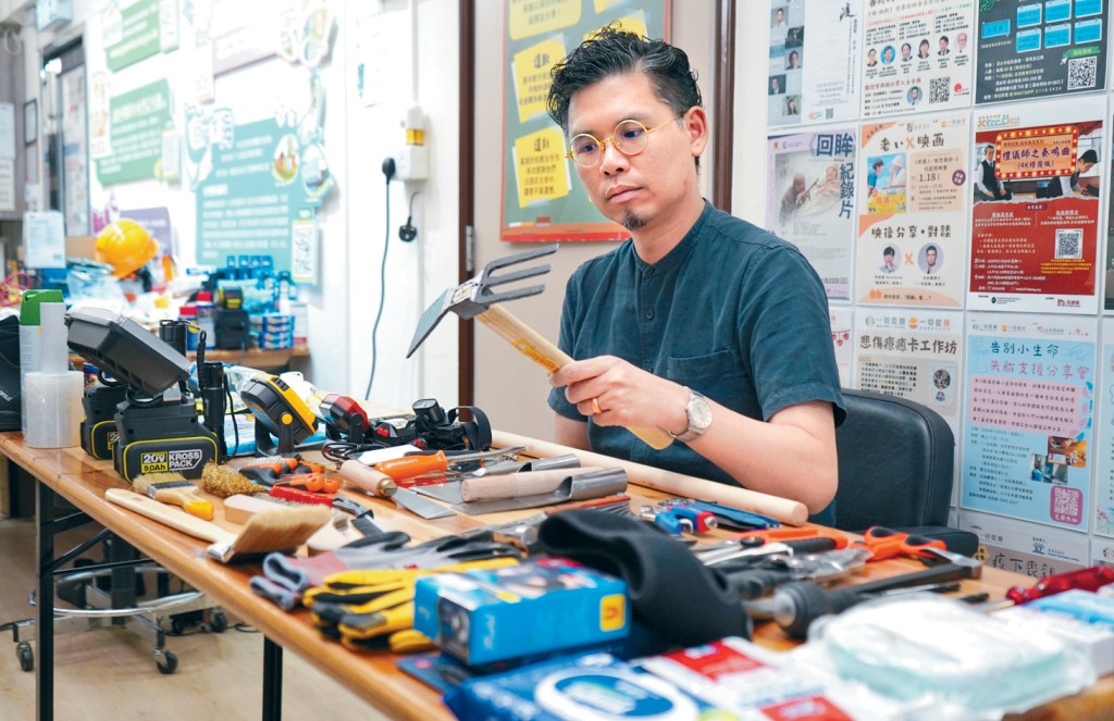 有生死教育團隊購置一系列物資，派發予有需要的宏福苑居民。