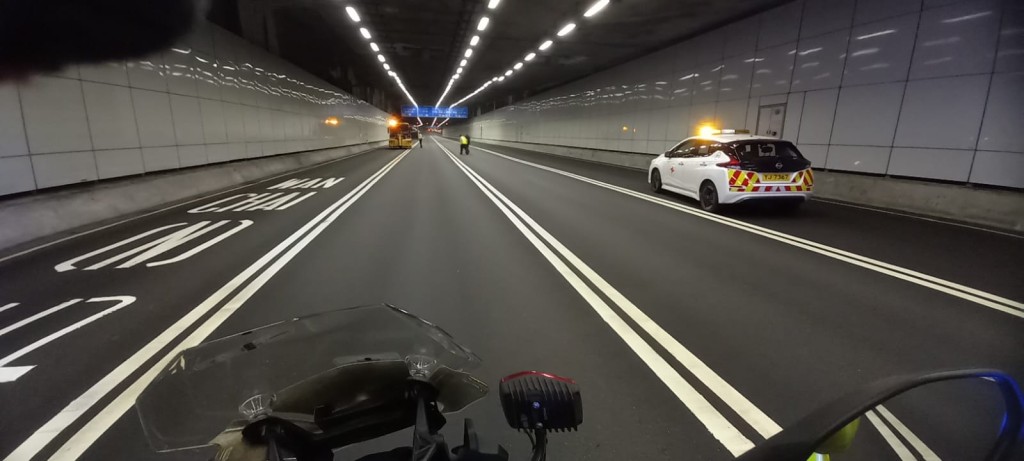 警長謝簡晉及高級警員蘇偉民駕駛警察電單車在中環及灣仔繞道內尋找狗隻蹤影。 警長謝簡晉及高級警員蘇偉民駕駛警察電單車在中環及灣仔繞道內尋找狗隻蹤影。