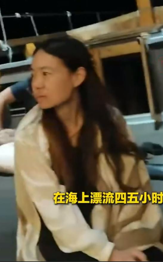 印尼一艘载有中国游客的观光船日前被巨浪打翻。潇湘晨报