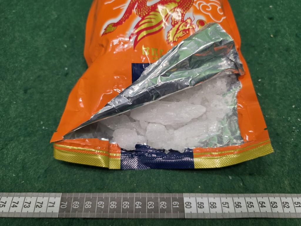 第三宗案件中檢獲的懷疑冰毒和用作收藏毒品的飲料包裝。 第三宗案件中檢獲的懷疑冰毒和用作收藏毒品的飲料包裝。