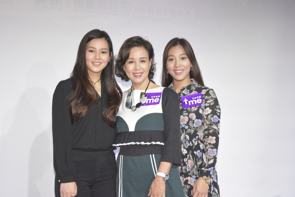文雪兒(中)的兩位千金,Christy(左)去年宣佈入行。