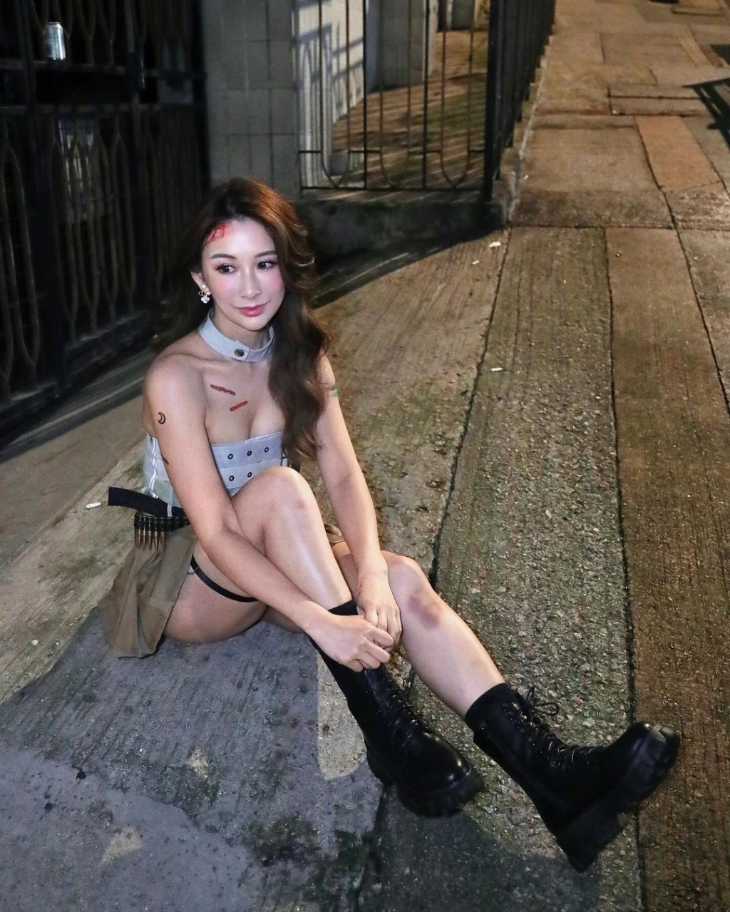 黃婉恩則以Tube Top配短裙,再襯上一對黑色長靴,十分型格。 黃婉恩則以Tube Top配短裙,再襯上一對黑色長靴,十分型格。