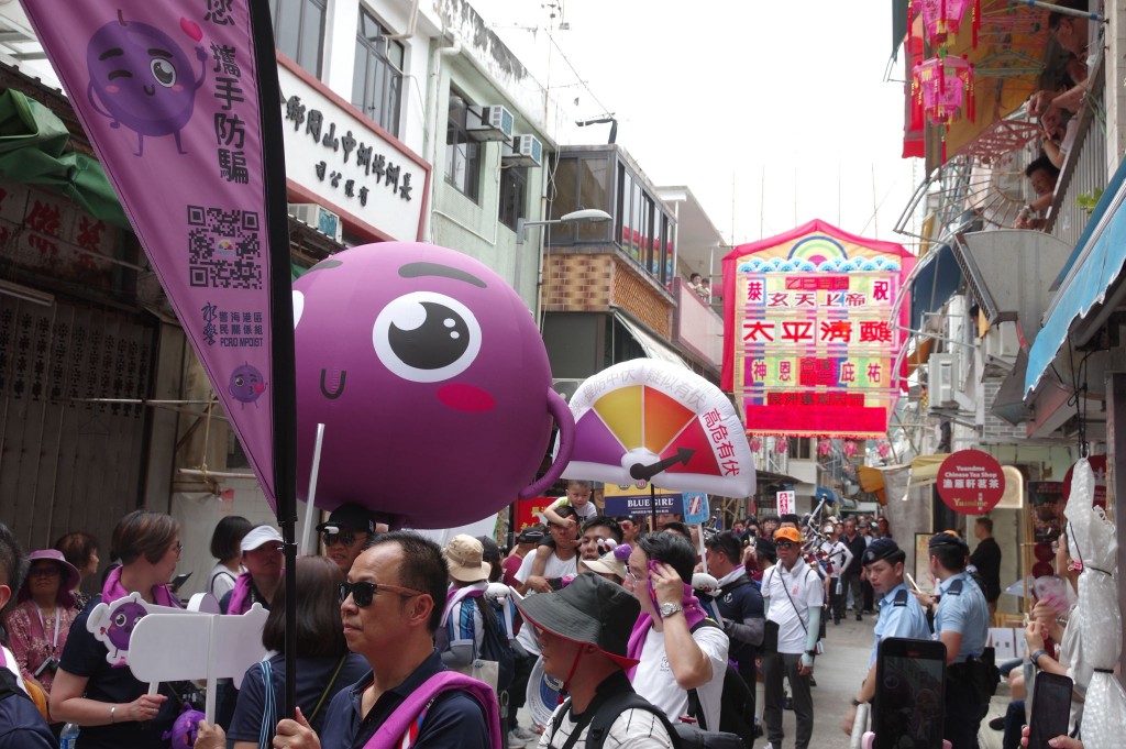 警方防騙吉祥物「提子」不時在節慶日子現身。圖為巨型「提子」公仔上月出現在長洲飄色巡遊。 警方防騙吉祥物「提子」不時在節慶日子現身。圖為巨型「提子」公仔上月出現在長洲飄色巡遊。