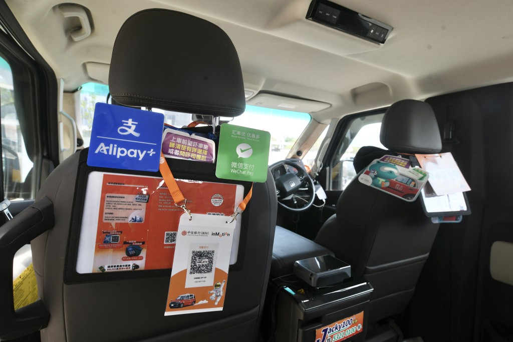 4月1日起,的士須至少提供兩種電子支付工具。 4月1日起,的士須至少提供兩種電子支付工具。