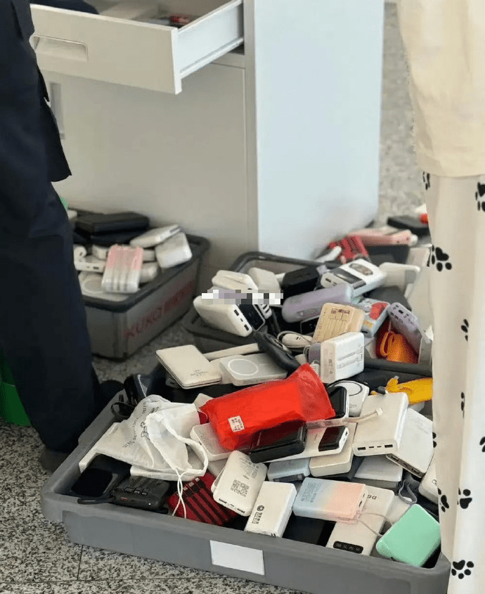 內地一機場收集了大量不合規充電寶。 內地一機場收集了大量不合規充電寶。
