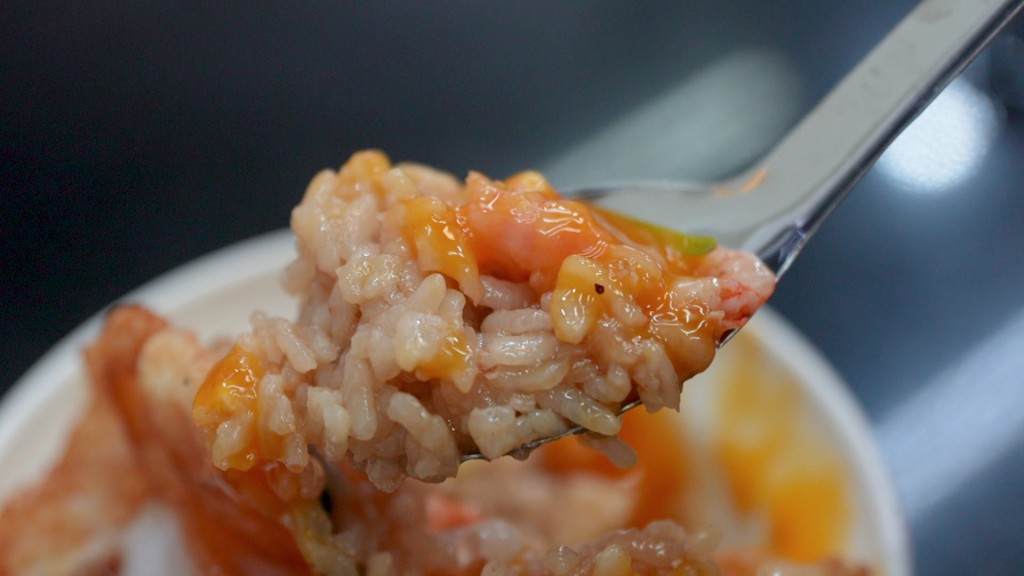 吳業坤在街頭大口大口地品嚐熱騰騰的蝦仁飯,對這款老字號美食讚不絕口。 吳業坤在街頭大口大口地品嚐熱騰騰的蝦仁飯,對這款老字號美食讚不絕口。