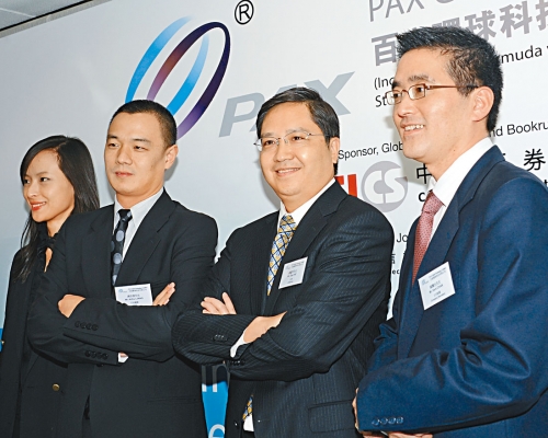 百富环球据报在美国的办公室遭突击搜查。图为该公司主席聂国明（右二）。