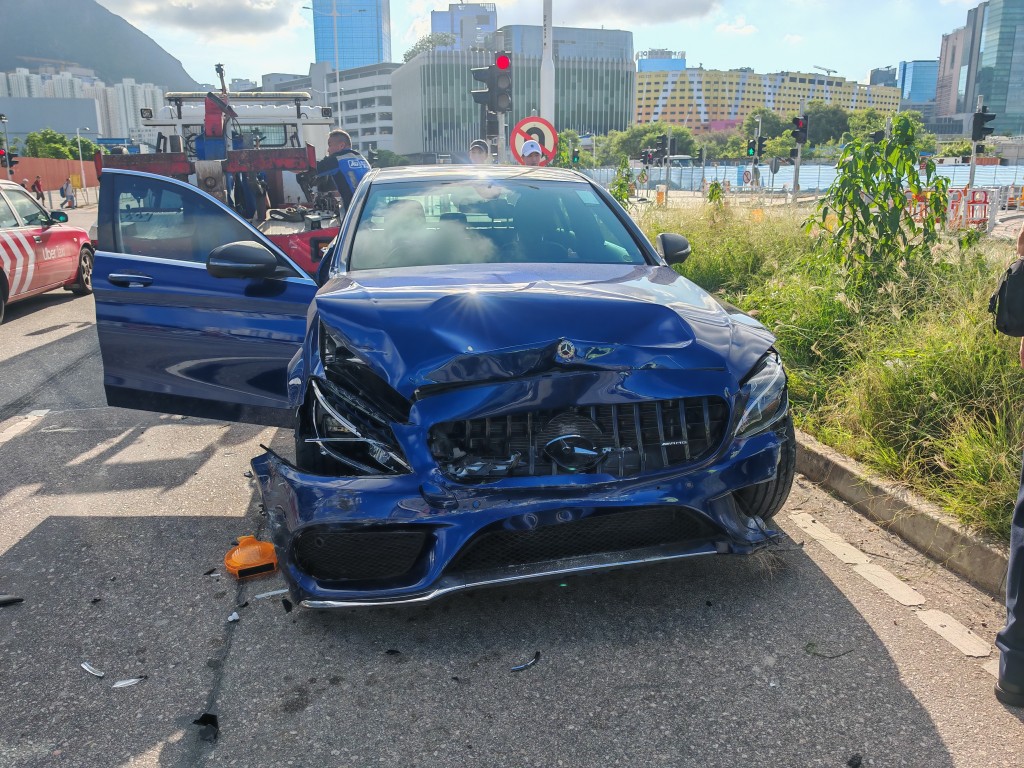 私家車車頭嚴重損毀。