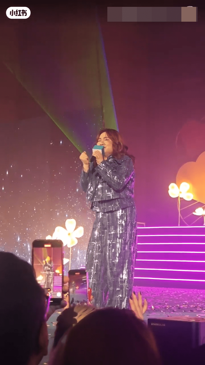 黃博日前首接商演,她盛裝打扮獻唱3首歌曲。 黃博日前首接商演,她盛裝打扮獻唱3首歌曲。