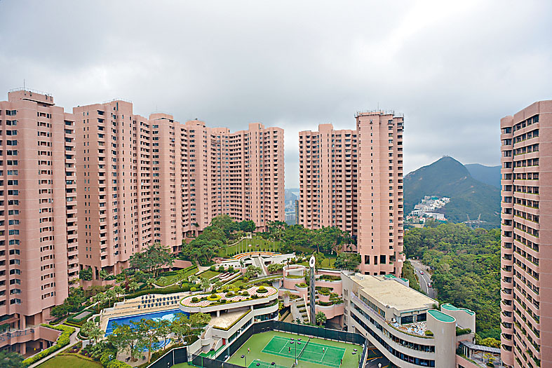 陽明山莊坐落於半山，翠綠環抱。