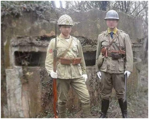 有精日份子穿著日軍服裝。網圖