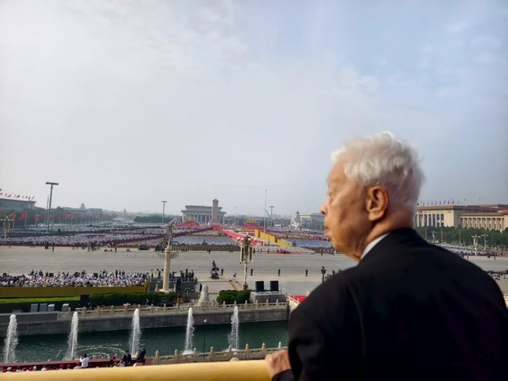 香港抗戰老兵羅競輝在天安門城樓上欣賞大閱兵。羅躍勤供圖 香港抗戰老兵羅競輝在天安門城樓上欣賞大閱兵。羅躍勤供圖