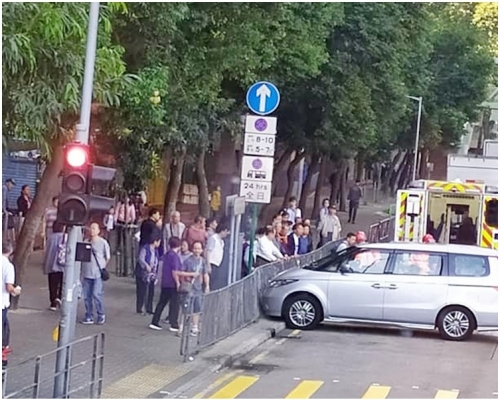 七人車撞向鐵欄,險衝上行人路。Albert Tsoi圖片