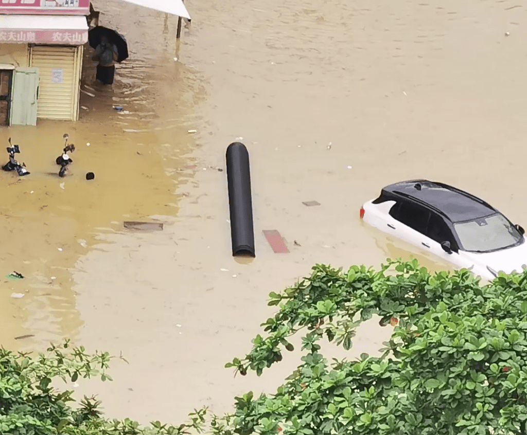 台风三巴登陆广东湛江，水浸严重，私家车「抛锚」。