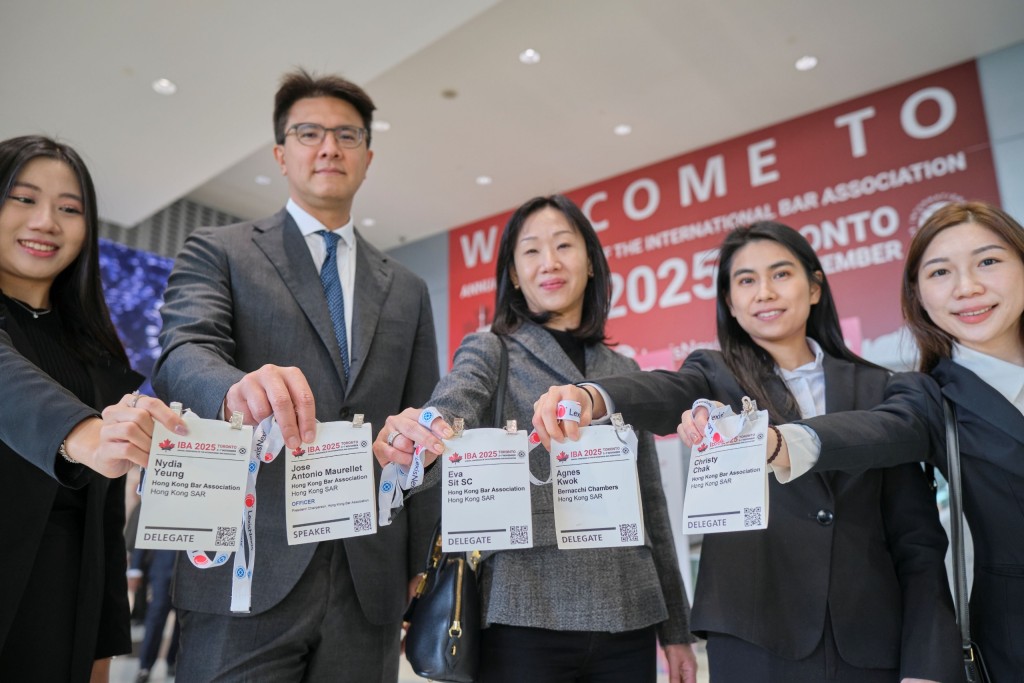 大律師公會主席毛樂禮（左二）、副主席薛日華（左三）、新晉大律師楊鈞愉（左一）、郭雅媛（右二）及翟敏而（右一）領取會議通行證後在會場合照。