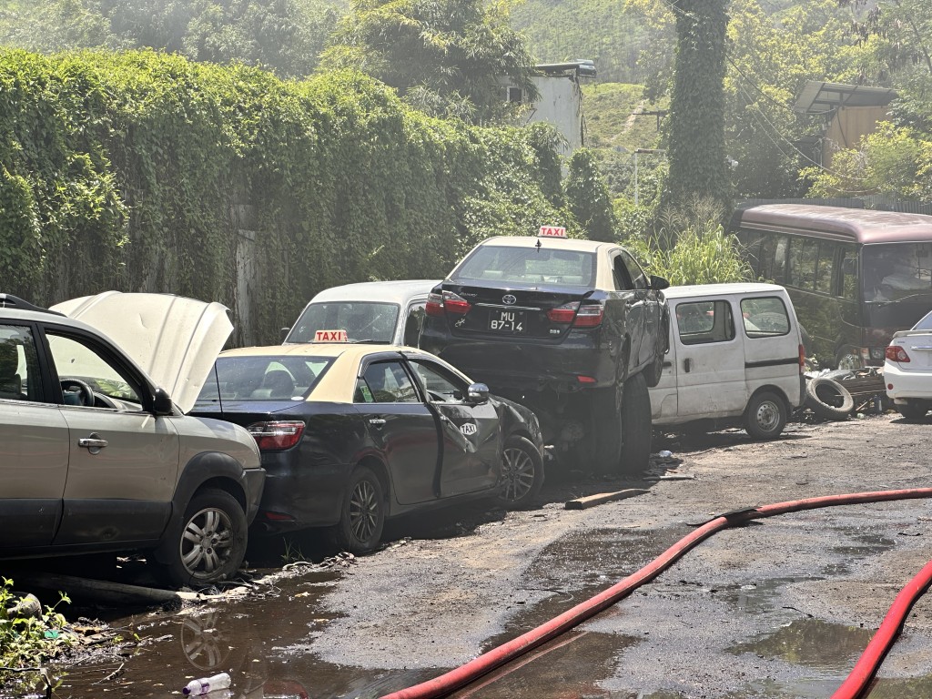 劏車場內有多部澳門的士。