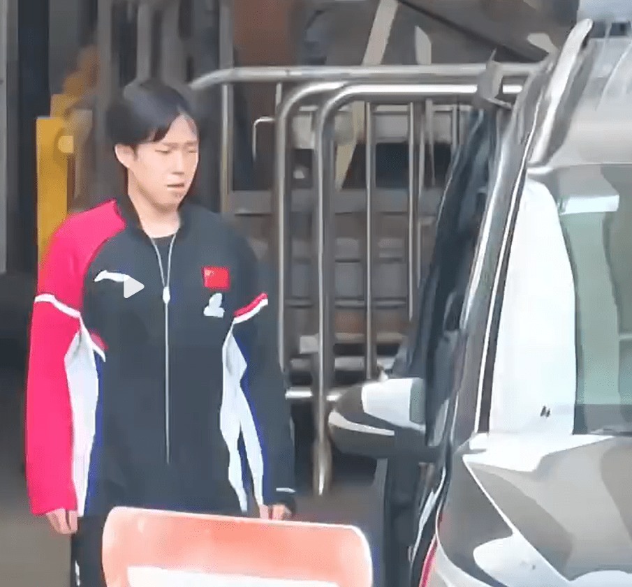 王楚钦昨日离开红馆时，全程不敢弯腰。影片截图