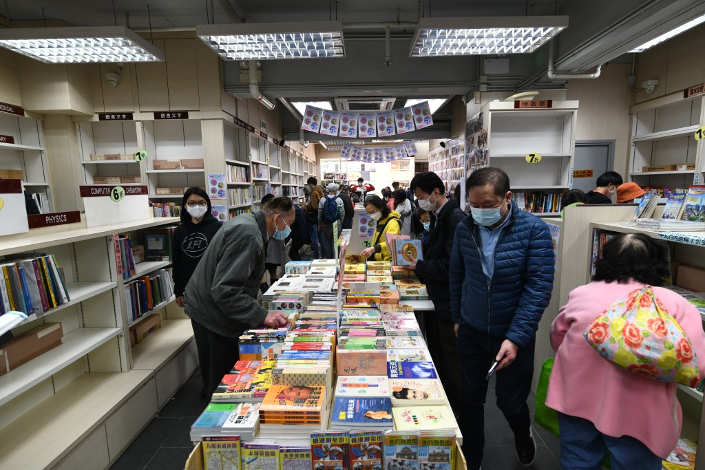 市民紛紛到書局留念。