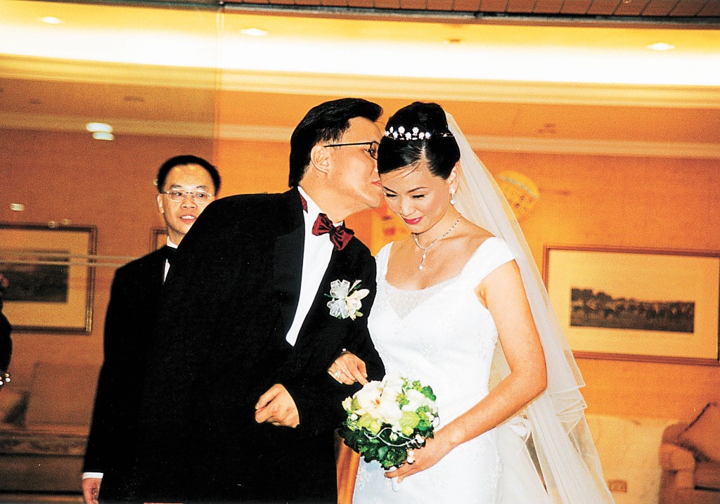 王馨平2001年嫁给金融业富商李家辉，逐渐淡出萤光幕。
