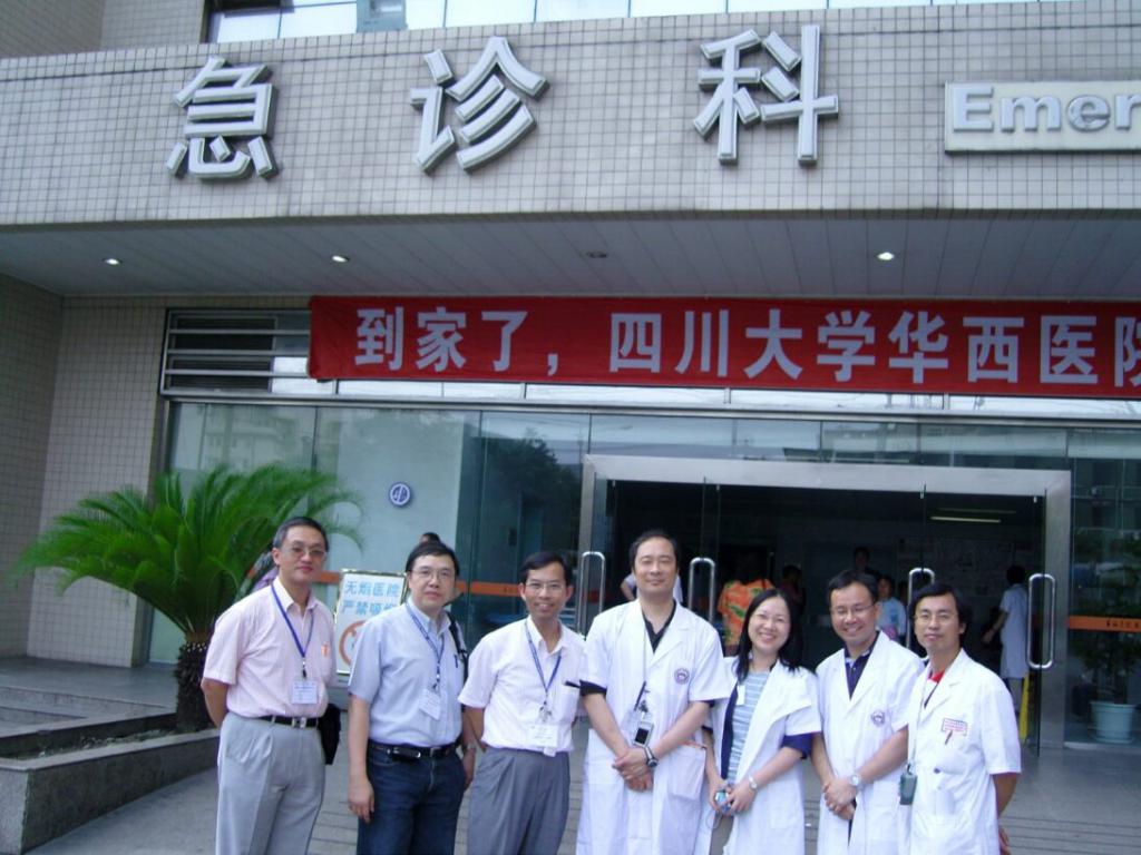 2008年四川发生大地震，刘楚钊（中）以外派专家身分到当地协助灾后救援工作。