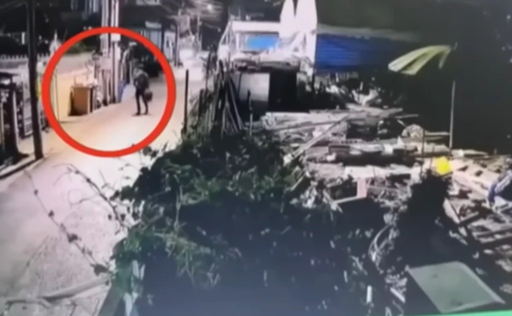 警方透過閉路電視發現疑兇提著裝有頭顱的膠袋離開寓所,最終在泰寮邊境將其截獲。 警方透過閉路電視發現疑兇提著裝有頭顱的膠袋離開寓所,最終在泰寮邊境將其截獲。