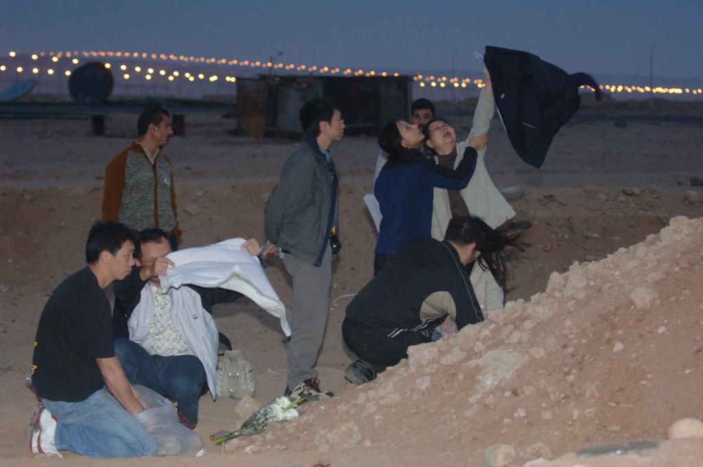劉楚釗難忘2006年埃及車禍中，14名死者的家屬於現場拜祭的哀傷情景。
