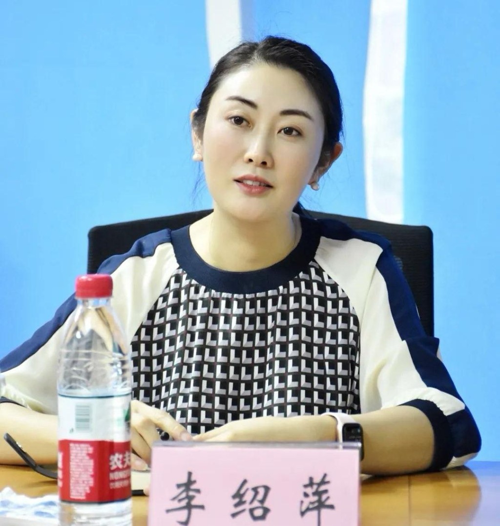 李绍萍去年4月27日被免去局长职务。