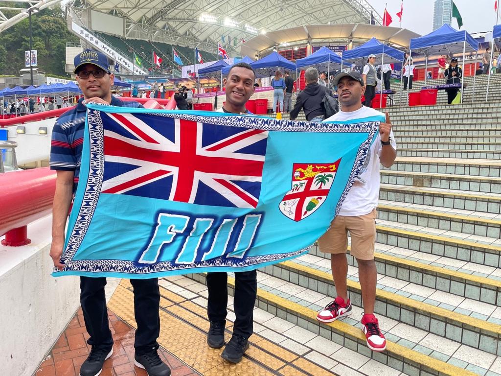 來自斐濟的Vuni（中間）與朋友特意來看七欖決賽，這是他們第一次來香港。謝宗英攝