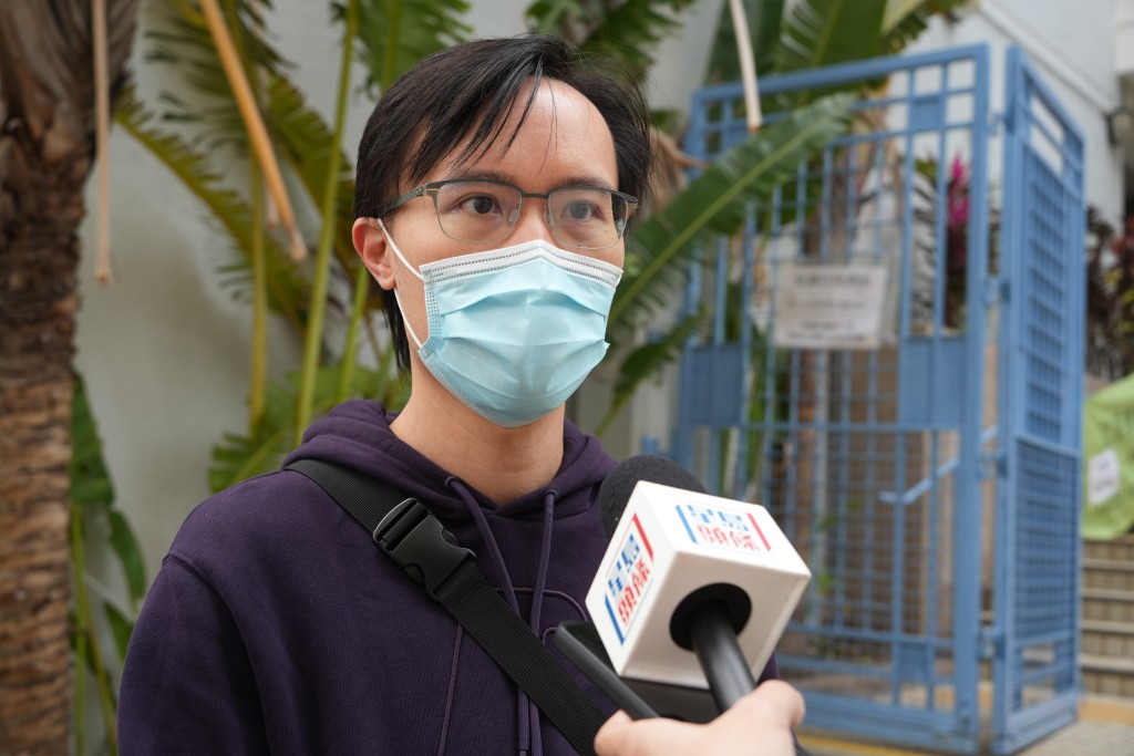 陳醫生趁巡房後的時間到專屬票站投票,認為安排方便。 陳醫生趁巡房後的時間到專屬票站投票,認為安排方便。