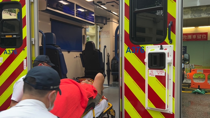 傷者由救護車送院。蔡楚輝攝