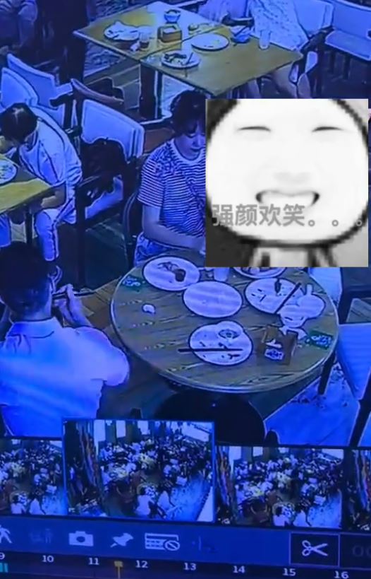 熊媽媽吃免費自助餐被阻止帶走食物，一怒下在女兒面對捏爛20隻雞蛋。微博