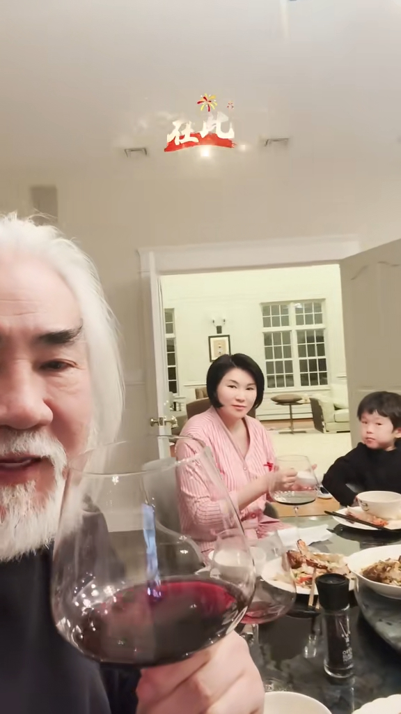 網民好奇張紀中旁邊女子身份,有人估計是他與前妻的大女。 網民好奇張紀中旁邊女子身份,有人估計是他與前妻的大女。